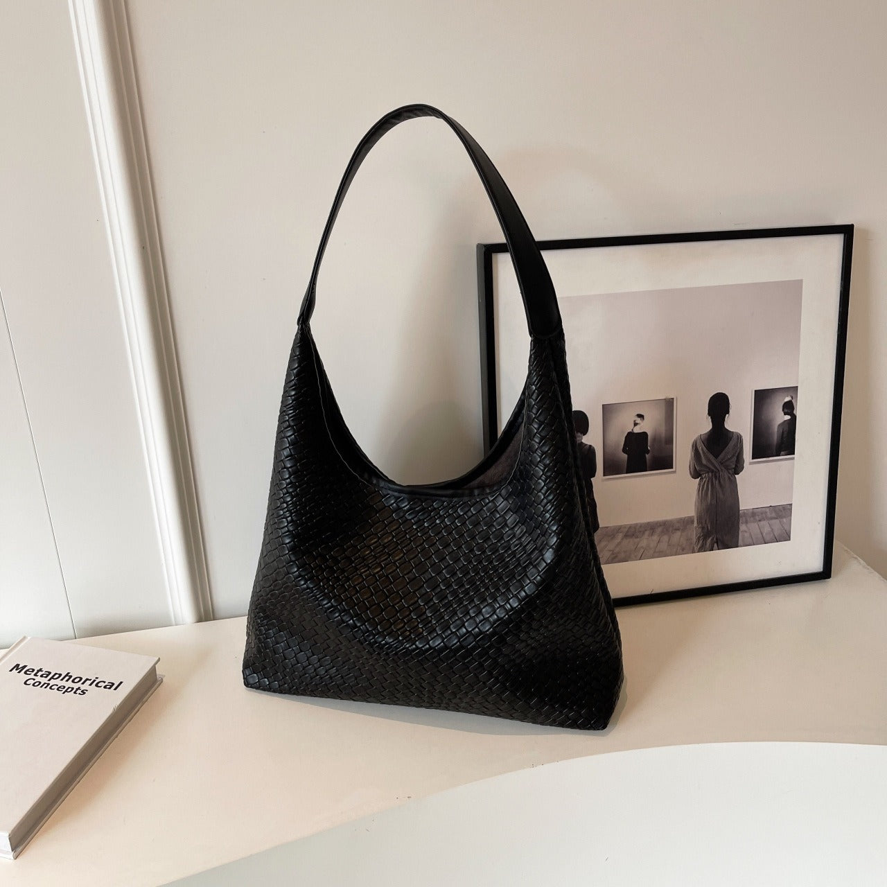 Alva - Geflochtene Schultertasche mit eleganter Prägung