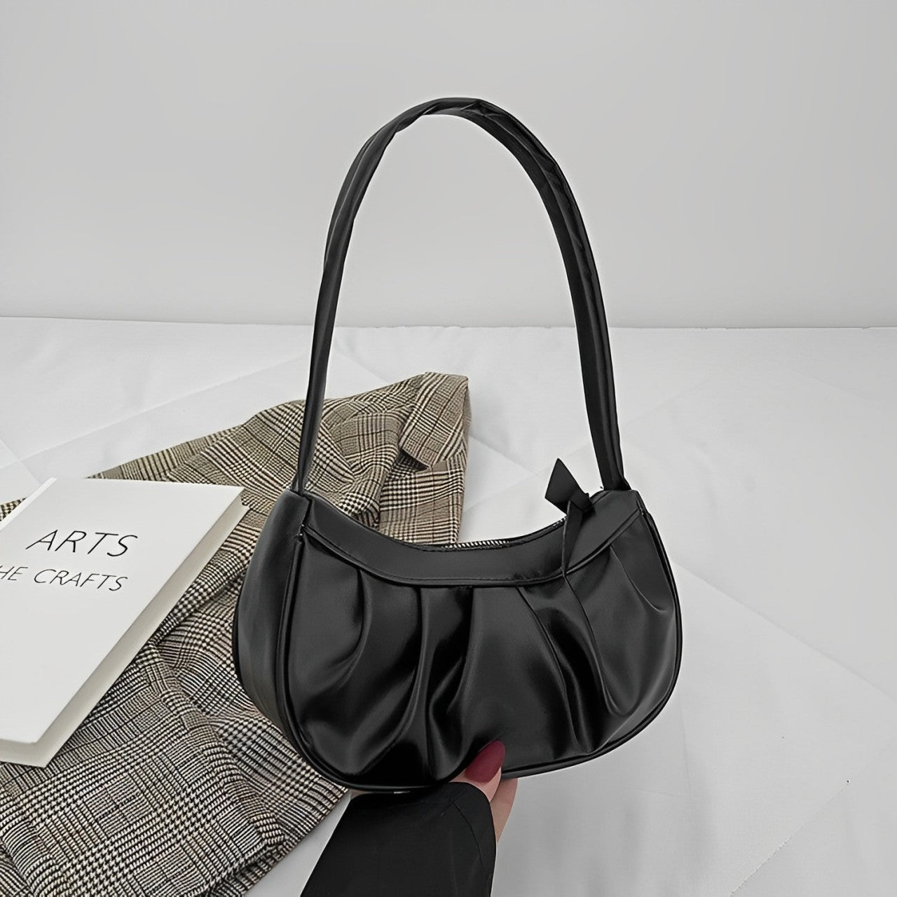 Alva - Kompakte Umhängetasche mit gefaltetem Reißverschluss