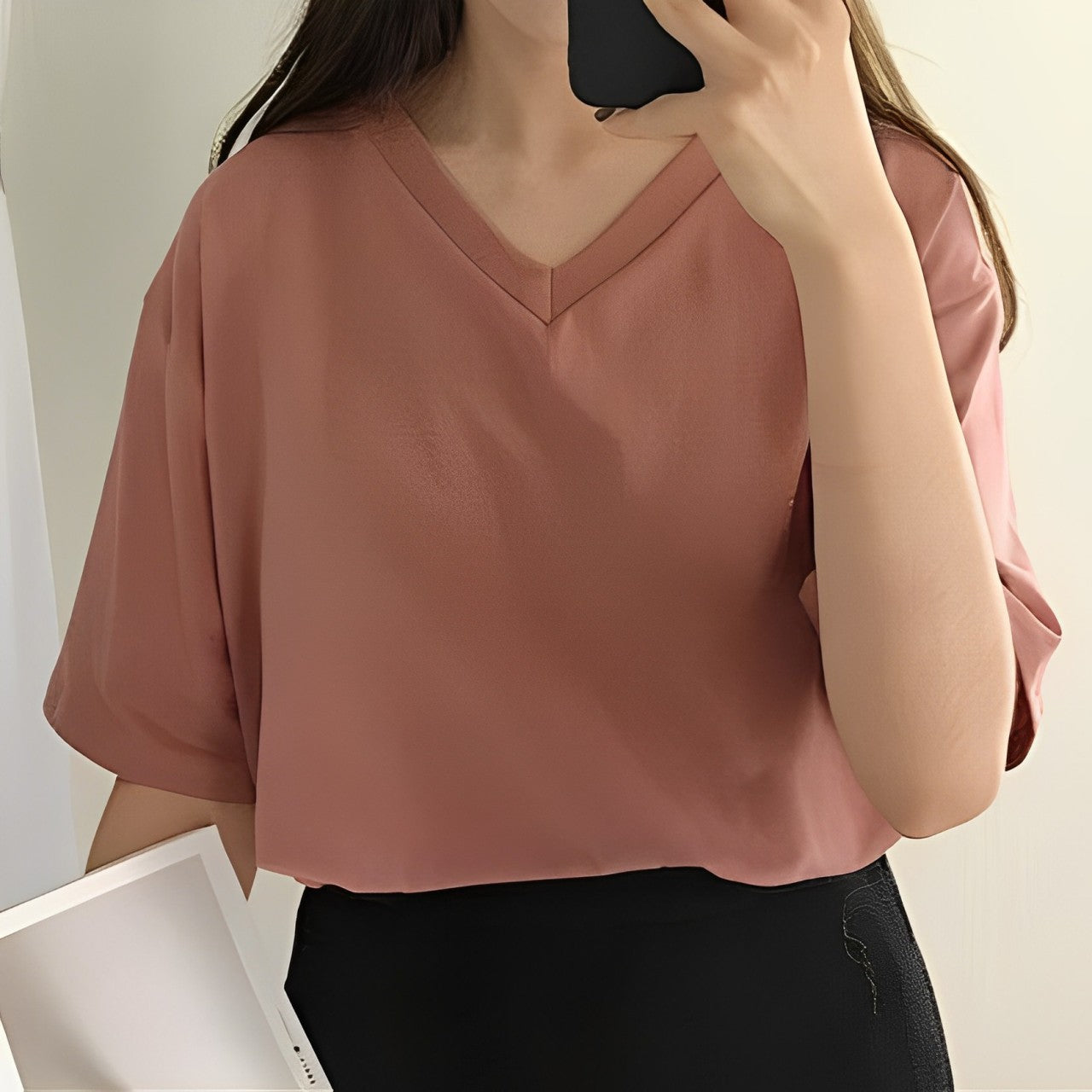 Alva – Lockeres V-Ausschnitt-Shirt in Uni-Farbe