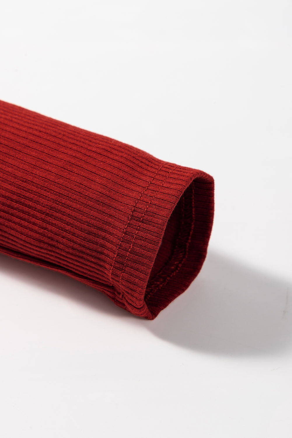 Rotes Geripptes Strickkleid Mit Langen Ärmeln Und Hohem Ausschnitt Mini-Kleid