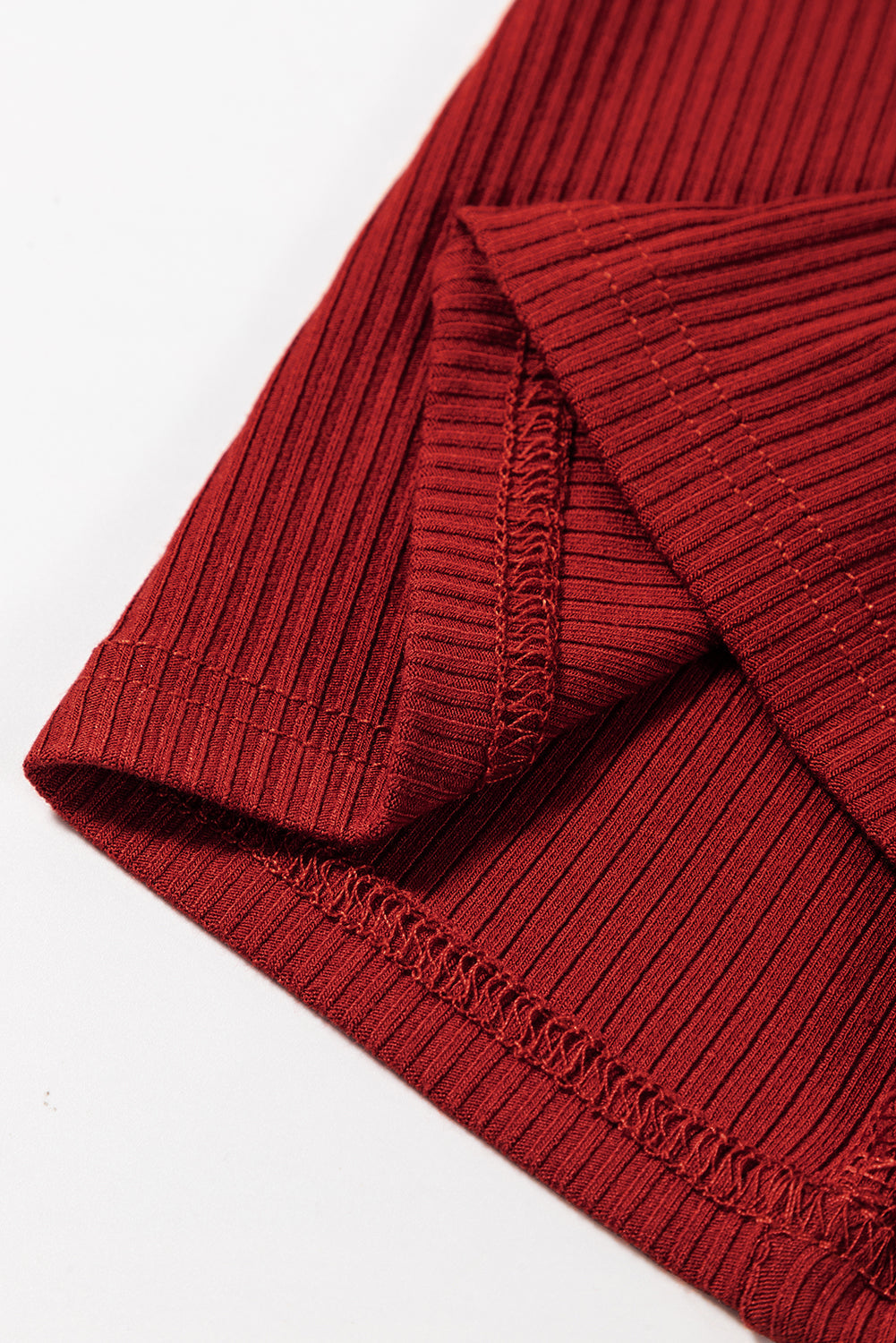 Rotes Geripptes Strickkleid Mit Langen Ärmeln Und Hohem Ausschnitt Mini-Kleid