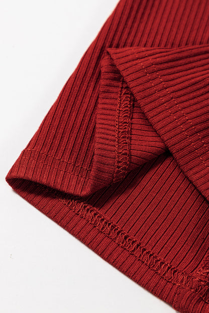 Rotes Geripptes Strickkleid Mit Langen Ärmeln Und Hohem Ausschnitt Mini-Kleid