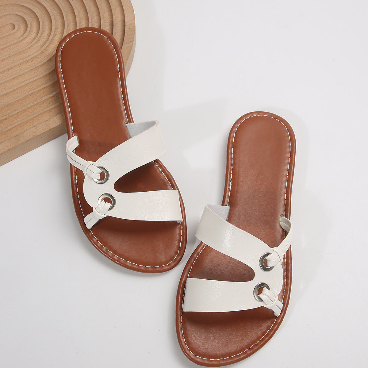 Alma - Weiße flache Sandalen mit Schnallenverschluss und Boho-Stil