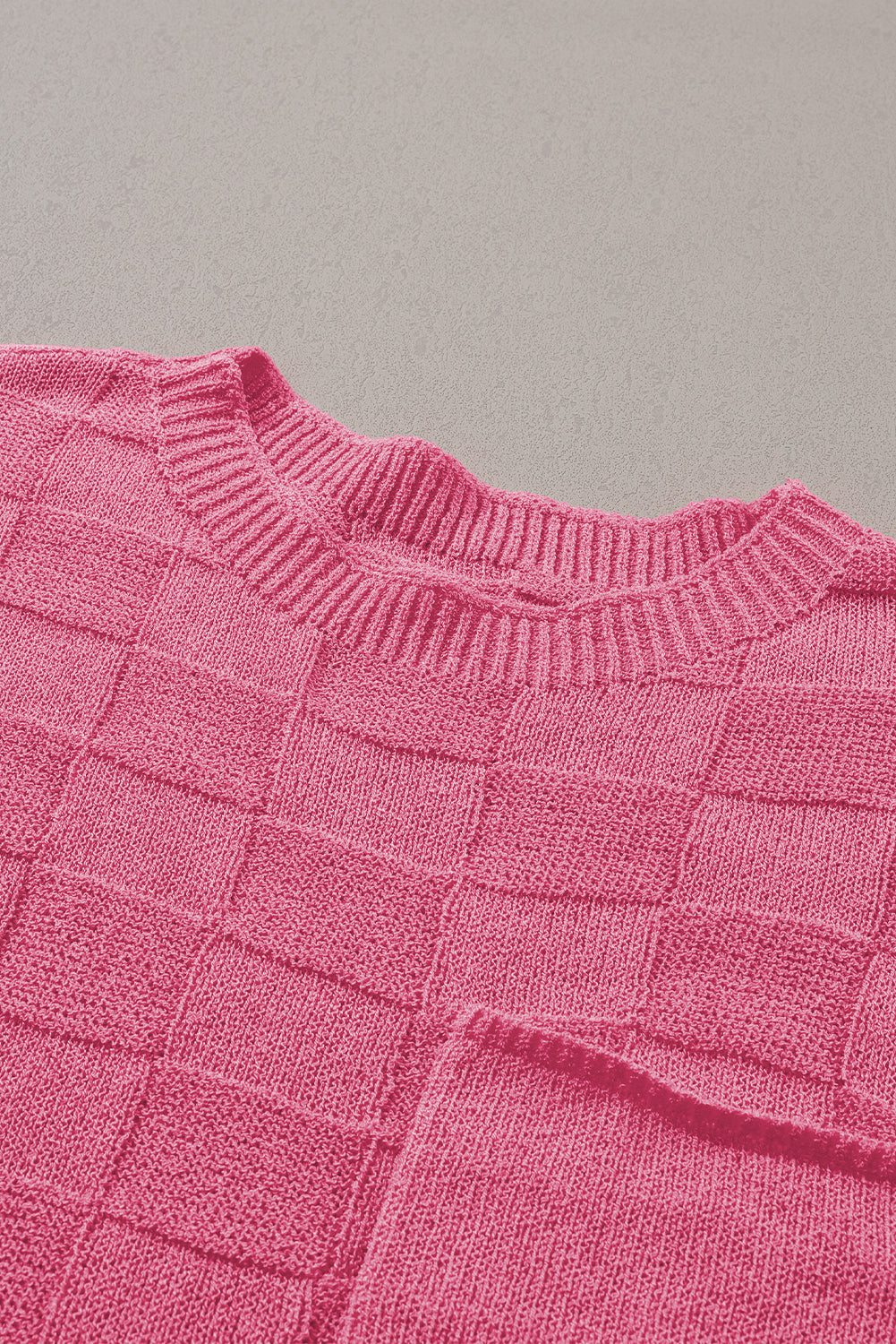 Rosafarbener Strickpullover Mit Kurzen Ärmeln Und Gitterstruktur