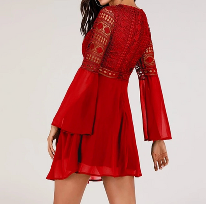 Rotes Minikleid mit Spitzeneinsätzen