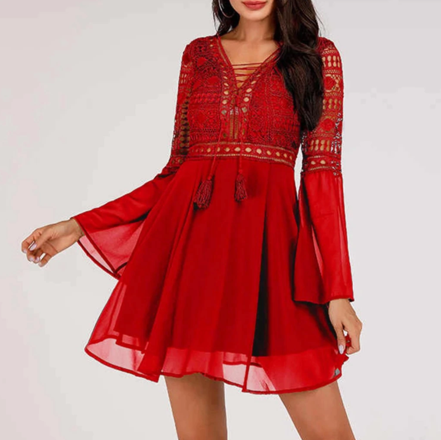 Rotes Minikleid mit Spitzeneinsätzen