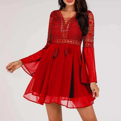 Rotes Minikleid mit Spitzeneinsätzen